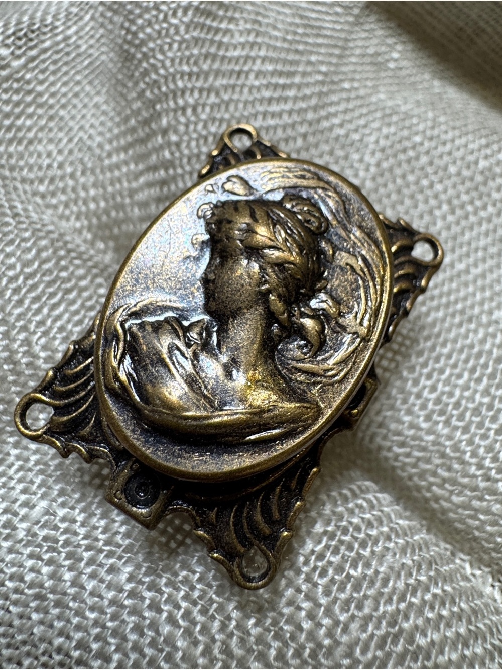 Vintage Bronze-Tone Metal Cameo Ring Size 6.5
